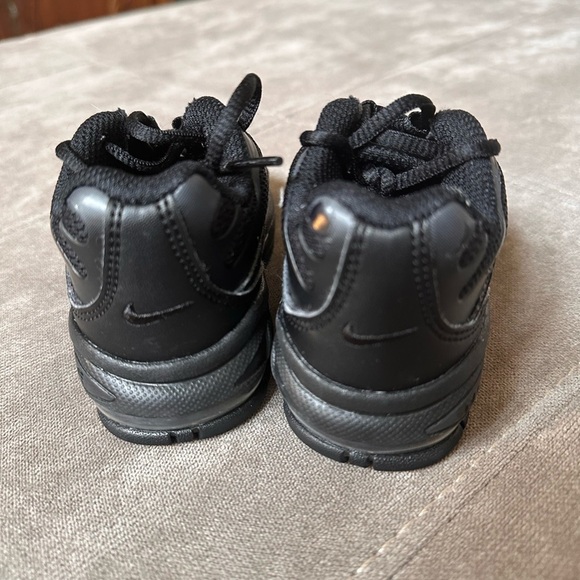 Nike Black Sneakers with Chunky Sole and Breathable Upper - Picture 6 of 6